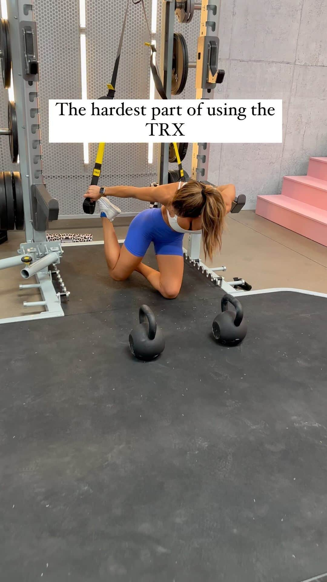 Alexia Clarkのインスタグラム：「Can you relate?! 🤣🤣  The good part is once you FINALLY get your feet in everything else feels easy LOL   www.Alexia-clark.com   #trx #gymproblems #gymfunny」