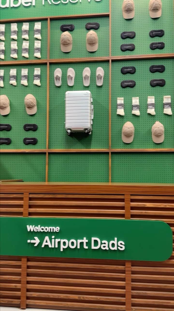 Uberのインスタグラム：「Finally, a place for dads to chill when they get to the airport 7 hours early. 😉  Check out the Uber Reserve Dad Lounge at Chicago’s O’Hare airport in Terminal 2, through December 4.  With Uber Reserve, you can request a ride up to 90 days in advance at any time of the day. See app for details. 🚘  @away @colectivocoffee @lussocloud」