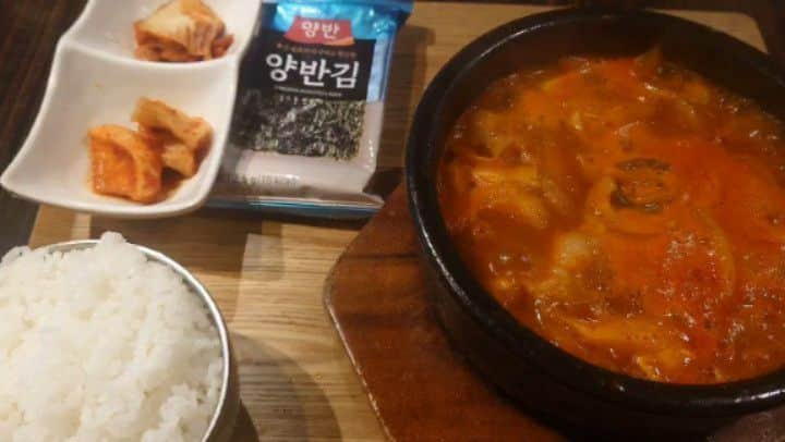 郷司利也子のインスタグラム：「用事がありまして、西葛西駅へ行きました。  韓国料理屋さんでランチをしました。  「東大門タッカンマリ」 駅すぐです。  私はナッコプセを食べました。  はじめてです  タコ、貝、ホルモンが入ったものです。  辛いけど甘くて、自然な甘みで…こんなに美味しいとは😍  はまりました〜💓💓  具も満足する量が入っています。 たんぱく質ＯＫです！  私は韓国料理屋行くと、いつもスープ系です。  色々な理由があります。 そのうちの1つ、スープはお腹にたまる！  ご飯大盛りで！！とか、おかわり！！と言いたいときもありますが、そんな姿を見せられないシーンもあります…  スープダイエットじゃなくて、スープで大食い感隠してました笑  ダイエットするならスープでお腹を満たしたとしても別なときに食べてしまうから、運動している私はスープで痩せようとは思いません。  食べたいなら、食べてます。  そしてそんな結構食べてしまう私でもここのナッコプセは満足な量でした💓  また行こうと思います。  #ボクシング#プロボクサー#アスリート#女子アスリート#アラフォーアスリート#女子格闘家#格闘家#格闘技#女子プロボクサー#アスリート#アスリートモデル#アラフォー女子#女子プロボクサー#女子アスリートモデル#東大門タッカンマリ#韓国料理#韓国料理ランチ#大食い女子」