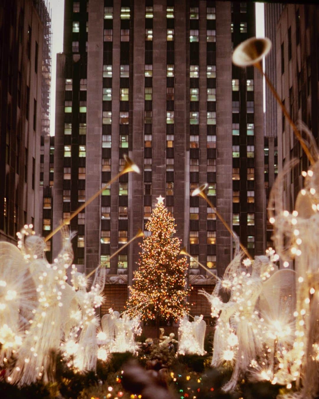 lifeのインスタグラム：「The holiday season in New York City kicks off today with the lighting of the iconic Rockefeller Center Christmas Tree!  Click the link in our bio to dive deeper into the history behind the renowned holiday symbol and view photos of the famous tree from the LIFE archive! 🎄  (📷 Alfred Eisenstaedt/LIFE Picture Collection)  #LIFEMagazine #AlfredEisenstaedt #RockefellerCenter #ChristmasTree #NewYork #NYC #Iconic #TistheSeason」