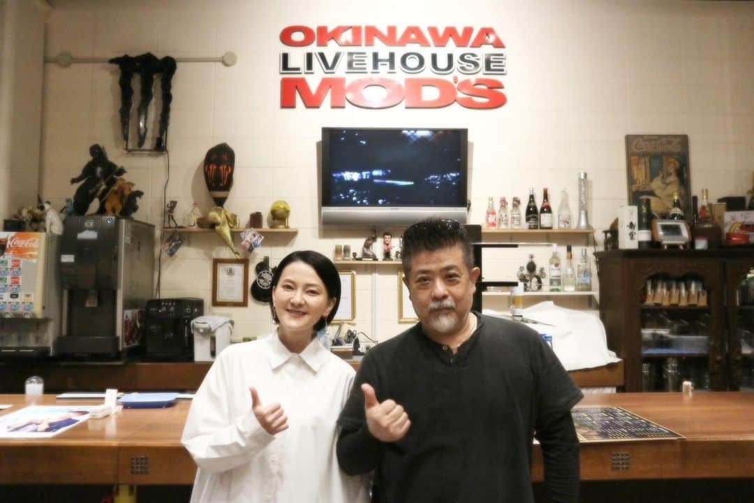 石垣優のインスタグラム：「. 沖縄でワンマンLIVEをしたのは約８年前 (今回はワンマンじゃないです🙏🏻) それが、今回LIVEをさせていただいた ライブハウスモッズさんでした！  高校卒業後、すぐ大阪に行き、 その２年後からずっと今も東京に住んでいるので 沖縄本島は故郷のようで、異国のような… そんな不思議な感覚の場所。  そんな沖縄で、ホームみたいに思える場所なのです。 ここで歌わせてもらえて有難いです。  モッズは再来年40周年だそうです。 またモッズさんで歌えるように頑張り🔥 喜屋武さんいつもありがとうございます！！」