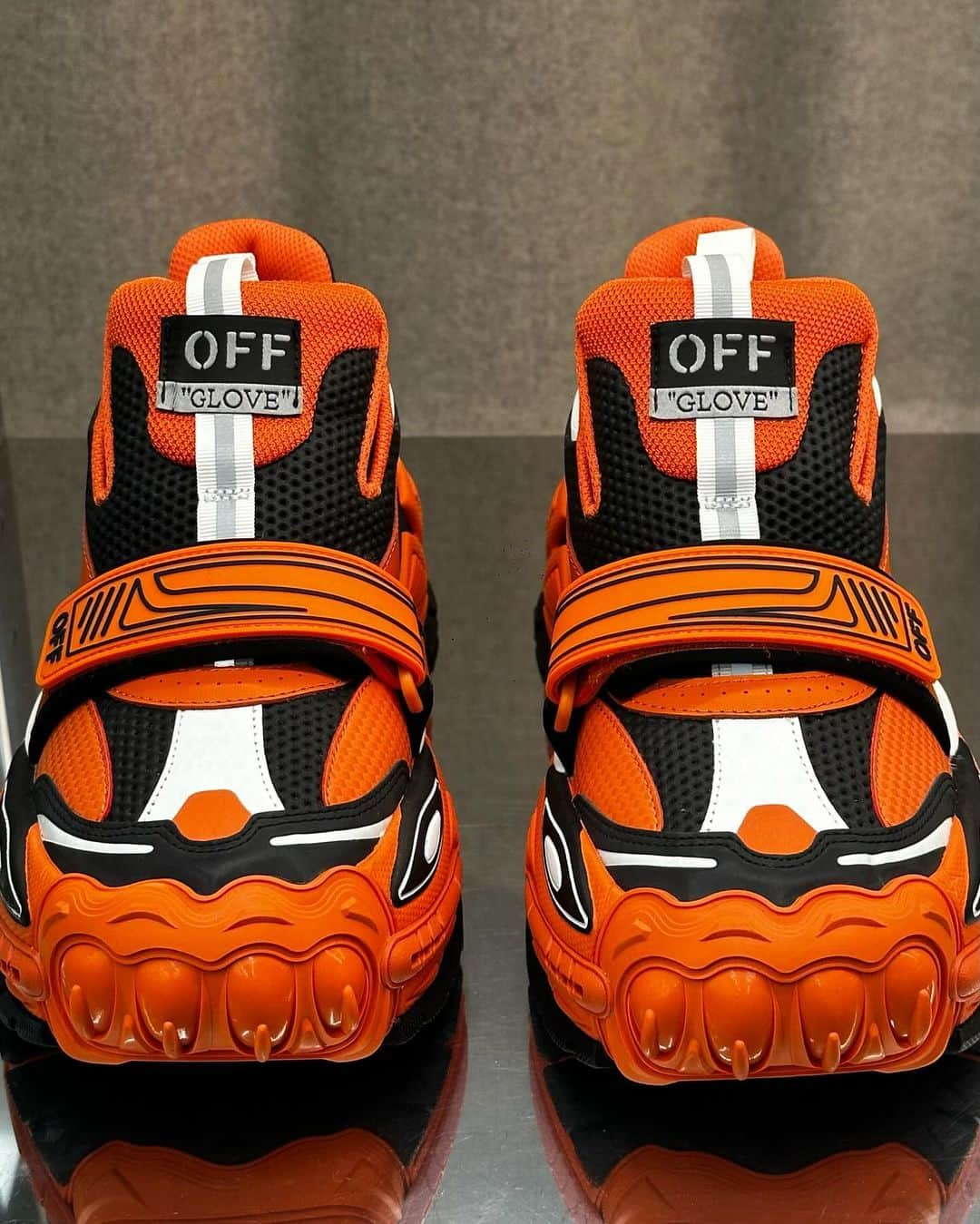 OFF-WHITE C/O VIRGIL ABLOHさんのインスタグラム写真 - (OFF-WHITE C/O VIRGIL ABLOHInstagram)「Off-White™ “GLOVE” sneakers   ~ now available online at off---white.com and at Off-White™boutiques worldwide」11月30日 1時32分 - off____white