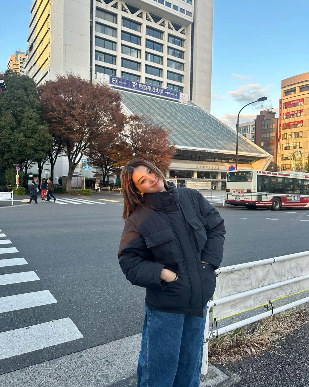 金谷鞠杏のインスタグラム：「ーーーーーーーーーーーーーー Hi  毎日さむいね❄️ 夕日の時間帯はぽかっぽかっ。 湯船に12分浸かるだけで、 リンパマッサージ30分くらいの効果があるので みんなもお風呂でRelux timeしてね。  毎日おつかれさまです☺️ おやすみなさい🌙  #nu_nootd #fashion #outfits #vequm #junred #xlarge #ugg #classic #boots」