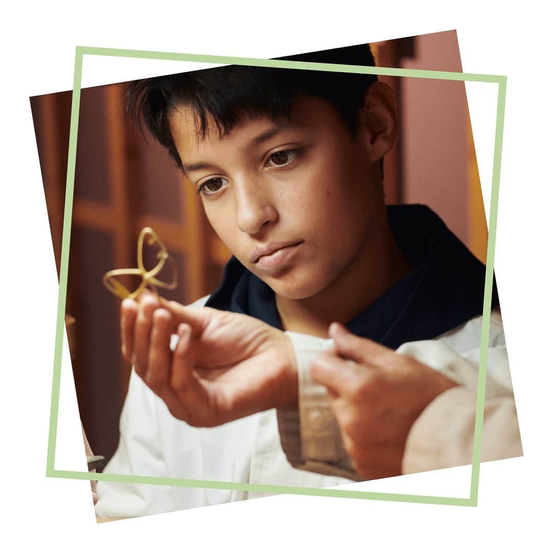 ヴァンクリーフ&アーペルのインスタグラム：「Get a glimpse of the "de Mains en mains" event taking place until December 3 at the @iclyonhoteldieu, in Lyon.   Students are immersed in the world of jewelry through “at the workbench” activities focused on discovering and trying out six different professions. Guided by Van Cleef & Arpels experts, they learn and practice precise gestures.   #VCAdeMainsenmains #VCAsavoirfaire #BloomWithVCA #VanCleefArpels」