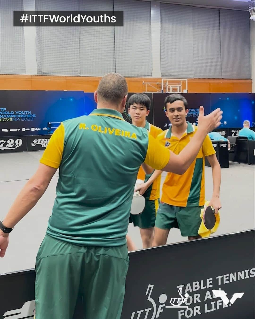 ITTF Worldのインスタグラム：「"Hug me brotha!" - Aditya to Won (probably) 🤗  #ITTFWorldYouths continues LIVE with more doubles action 👉 youtube.com/WTTGlobal」