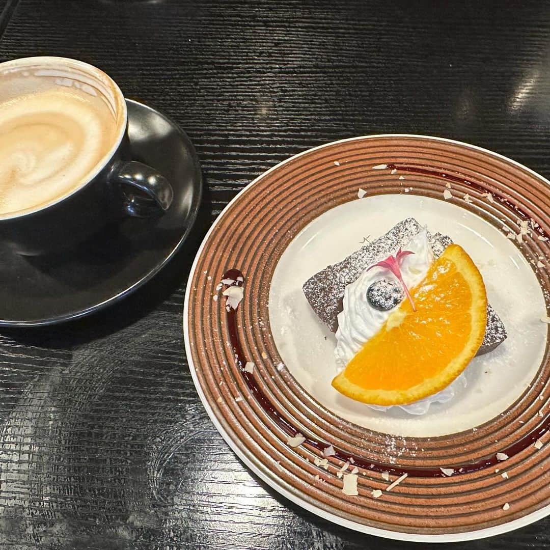 中澤瞳さんのインスタグラム写真 - (中澤瞳Instagram)「寒い日にカフェを探して たくさん歩いたあとに飲むカフェオレは格別☕️ テリーヌも濃厚でクリームたっぷりつけて 食べるの最高でした🍫  #カフェ #カフェ巡り #下北沢 #下北沢カフェ #propaganda #プロパガンダ」11月30日 1時37分 - hitomi.nakazawa