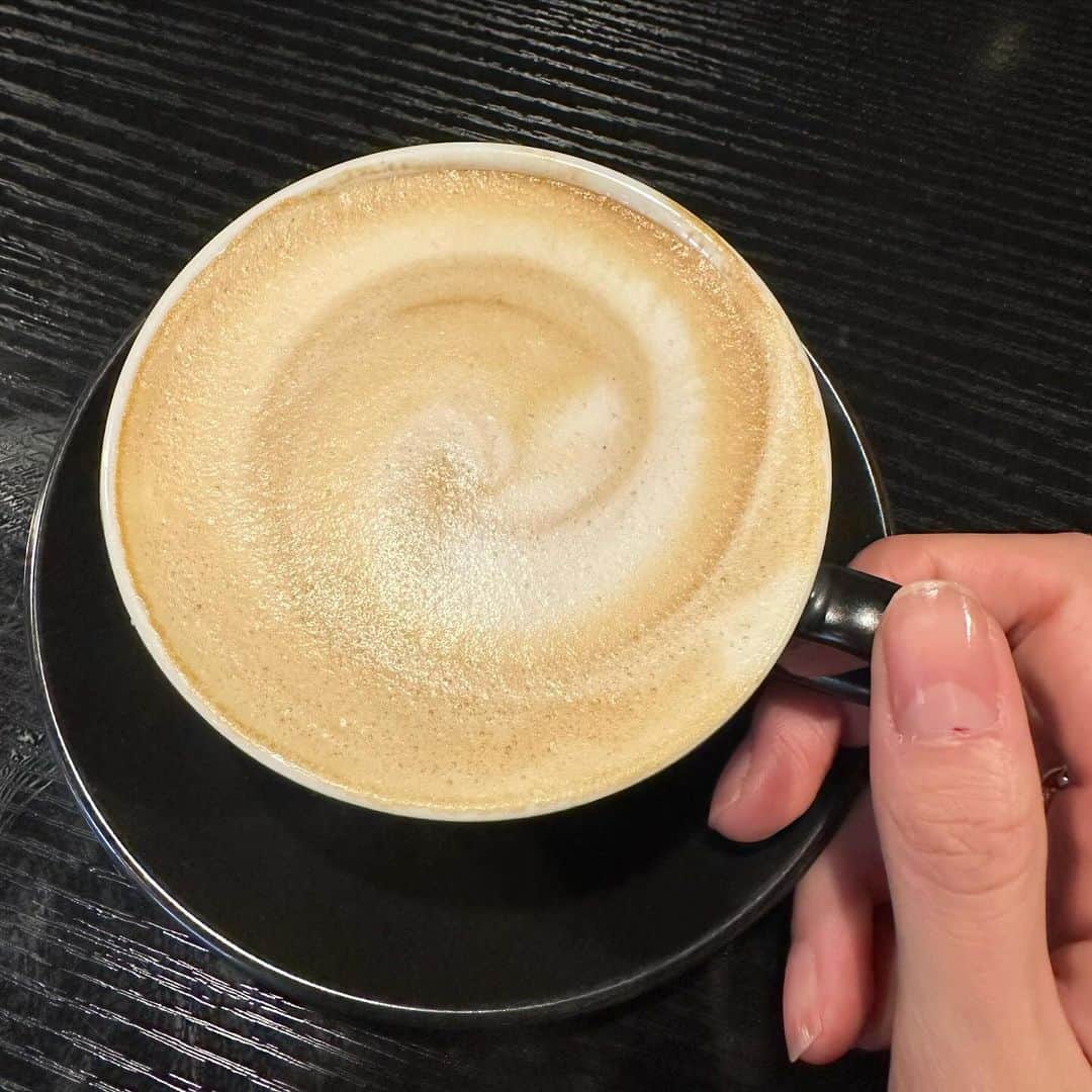 中澤瞳のインスタグラム：「寒い日にカフェを探して たくさん歩いたあとに飲むカフェオレは格別☕️ テリーヌも濃厚でクリームたっぷりつけて 食べるの最高でした🍫  #カフェ #カフェ巡り #下北沢 #下北沢カフェ #propaganda #プロパガンダ」