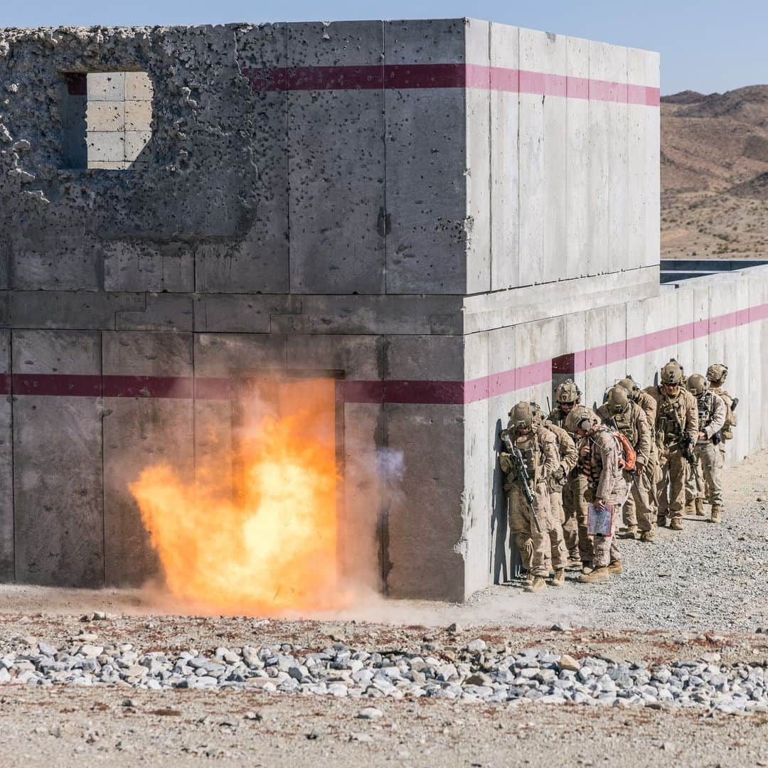 アメリカ海兵隊さんのインスタグラム写真 - (アメリカ海兵隊Instagram)「Speed, Surprise, and Violence of Action  📍 @MCAGCC29Palms (Nov. 3, 2023)  #Marines with @2dmardiv conduct a live-fire and maneuver range.  Live-fire and maneuver ranges give Marines the opportunity to engage and destroy targets in a dynamic environment.   📷 (U.S. Marine Corps photo by Lance Cpl. Eric Dmochowski)  #USMC #SemperFi #MarineCombatArms」11月30日 1時52分 - marines