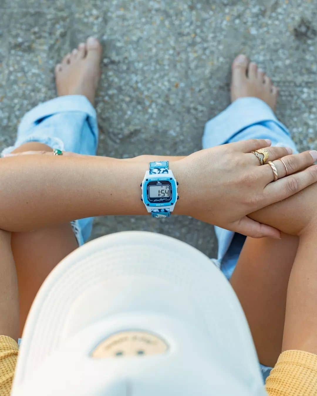 フリースタイルのインスタグラム：「Escape to paradise with @freestylewatches 🌺 each second bursting with island spirit 🏝️  🦈: #sharkwatch Blue Hibiscus  📷: @florezmedia _ #myfreestylewatch #watchoftheday #watch #hibiscus #hawaiilife #floralprint #watchpics」