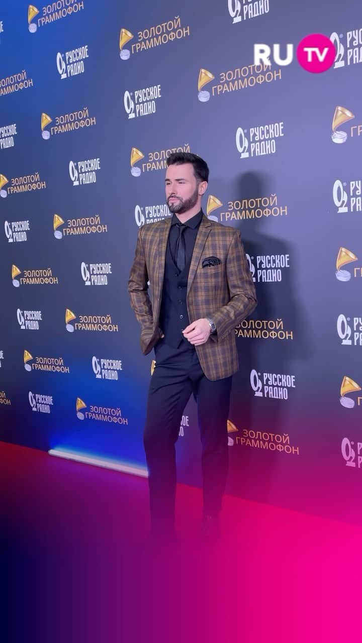 RU.TVのインスタグラム：「Церемония вручения премии «Золотой Граммофон» началась ⚡️  Совсем скоро стартанет грандиозное шоу самого главного музыкального события года, а пока предлагаем полюбоваться звёздами на красной ковровой дорожке!」