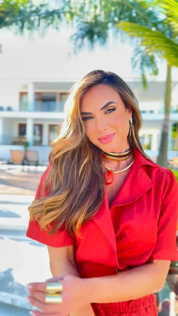 Nicole Bahlsのインスタグラム：「Entre as tendências de cores para o verão 2024 também está presente o vermelho, em duas variações principais: uma mais aberta e também uma mais fechada! ❤️‍🔥✨」