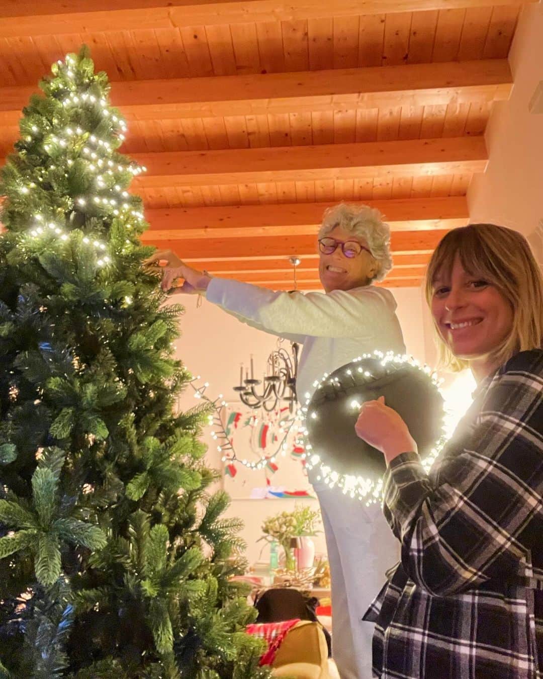 フェデリカ・ペレグリニのインスタグラム：「Ci siamooooo….☺️💕 Quest’anno serve un albero graaaaandissimo e taaaaanto spirito natalizio ♥️🎄🎅🏻 #itschristmastime」