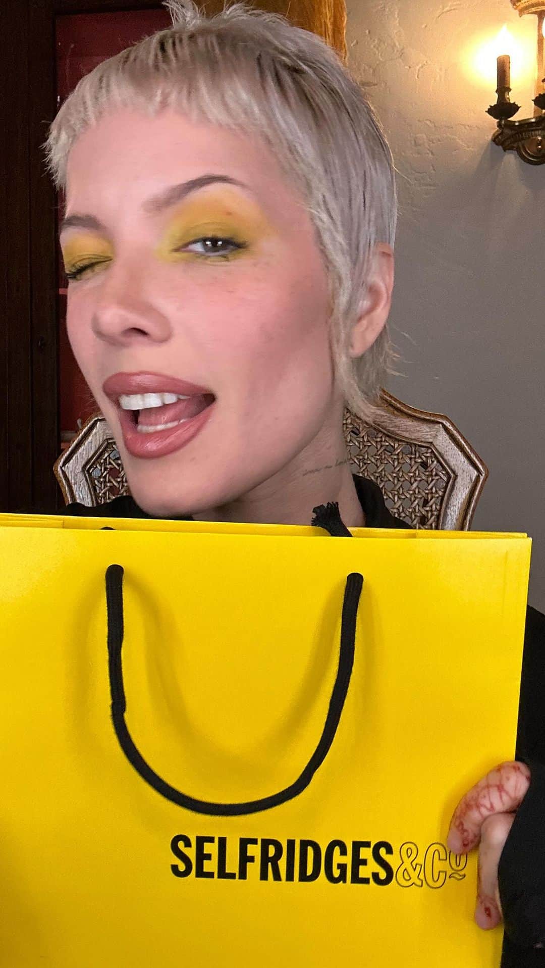 Halseyのインスタグラム：「About-face beauty has landed at Selfridges • Created by Halsey (@iamhalsey), explore multi-dimensional makeup designed to empower self-expression. Expect pro-level pigments and buildable, versatile formulas in a rainbow of shades.   Hit the link in Selfridges’ bio to shop, coming to stores soon」
