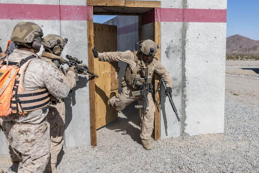 アメリカ海兵隊さんのインスタグラム写真 - (アメリカ海兵隊Instagram)「Speed, Surprise, and Violence of Action  📍 @MCAGCC29Palms (Nov. 3, 2023)  #Marines with @2dmardiv conduct a live-fire and maneuver range.  Live-fire and maneuver ranges give Marines the opportunity to engage and destroy targets in a dynamic environment.   📷 (U.S. Marine Corps photo by Lance Cpl. Eric Dmochowski)  #USMC #SemperFi #MarineCombatArms」11月30日 1時52分 - marines