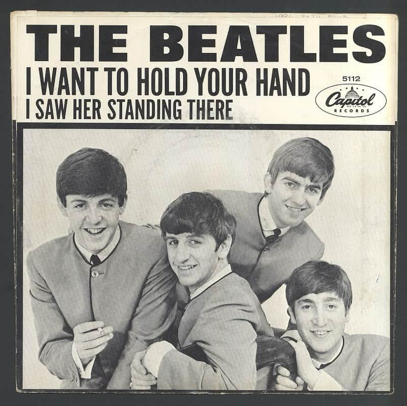 スミソニアン博物館のインスタグラム：「“Oh yeah, I’ll tell you somethin’ I think you’ll understand...”   Sixty years ago today, the Beatles released “I Want to Hold Your Hand” in the United Kingdom. It would be released in the United States a month later.   Not only did this song chart at number one on its release day in the UK, but it was also their first hit in the States, reaching the coveted number one spot within weeks of release.   The record’s B-side was “I Saw Her Standing There” in the U.S. While this song never reached number one, it maintained a spot on the U.S. charts for 11 weeks.   Are the Beatles on your Spotify Wrapped?   This record is in the collection of our @amhistorymuseum.」