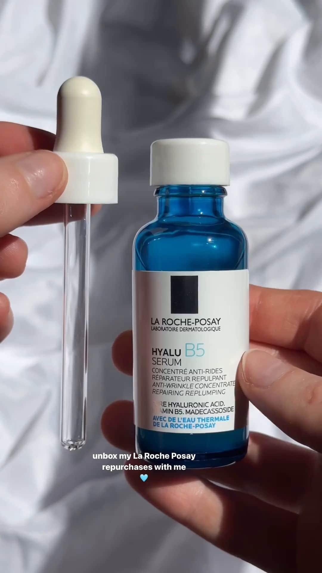 La Roche-Posayのインスタグラム：「In need of a repairing routine for your ageing skin? @mhxrose presents her favourite duo for the job.    ✨ Hyalu B5 Serum intensely hydrates and repumps the skin.  🧬 Cicaplast Baume B5+ repairs the skin damage and reinforces the skin barrier function.    Intrigued by this powerful combo? Watch the video to discover more.😉   All languages spoken here! Feel free to talk to us at anytime. #larocheosay #hyalu #cicaplast #dryskin #ageingskin Global official page from La Roche-Posay, France.」