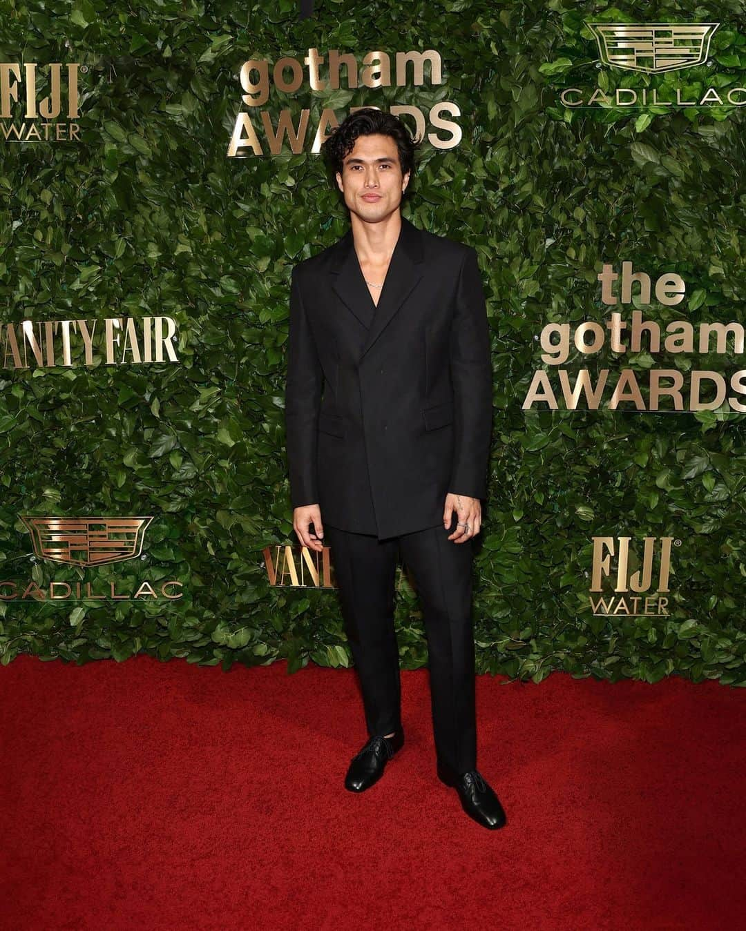 プラダのインスタグラム：「Charles Melton, Kate Mara and Jamie Bell wore #Prada while attending the Gotham Awards in New York.  Charles Melton, nominated for Outstanding Supporting Performance, wore a black wool double-breasted suit with black shoes.  Kate Mara wore a black double satin dress with draped bow back closure and long pencil skirt paired with black satin sandals and clutch.  Jamie Bell wore a navy single-breasted wool suit with a white cotton poplin shirt paired with black shoes.  #PradaPeople @gothamawards @melton @katemara and @1jamiebell」