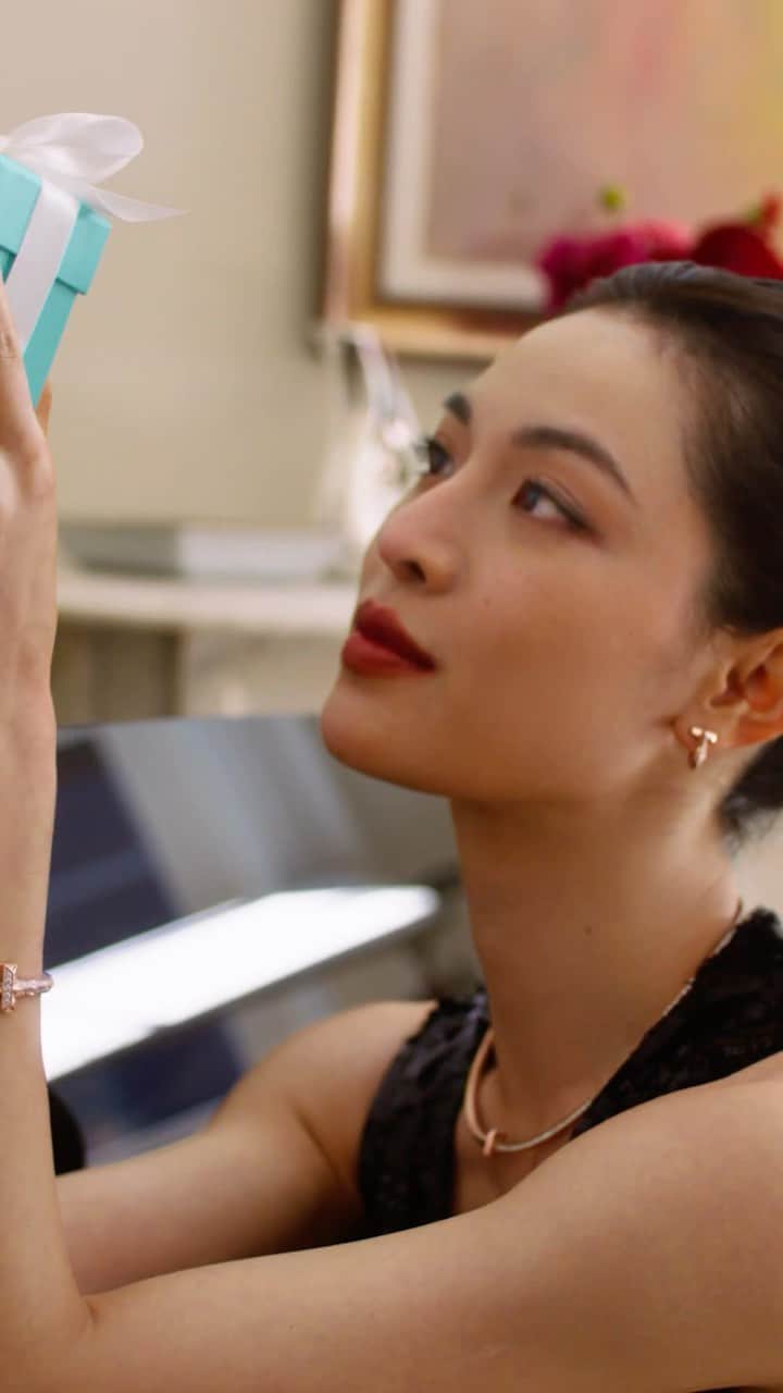 ティファニーのインスタグラム：「The Tiffany T1 collection is marked by a sleek T motif—a signature House code inspired by our name. Worn by China Brand Ambassador @elaine_zhongchuxi, these designs embody timeless minimalism at its best, with clean lines marked by precisely crafted gold and hand-set diamonds. Link in bio. #ATiffanyHoliday #TiffanyT #TiffanyAndCo」