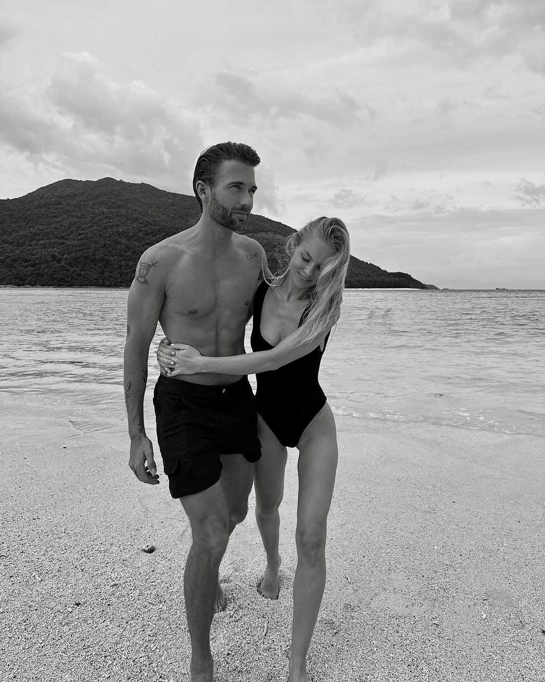 Victoria Törnegrenのインスタグラム：「Advertisement for @ireneresort - Been having the most amazing day with the fam. This island and this place is beyond magical 🖤  #iReneResort #IreneResortKohLipe #iReneJourney #Lipeisland #kohlipe」