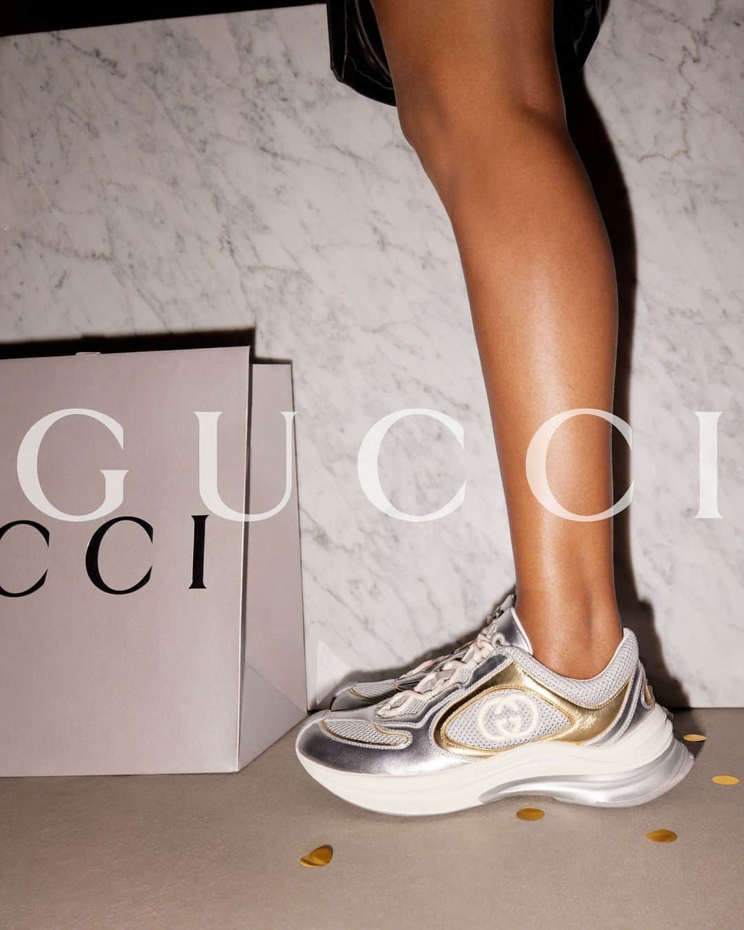 グッチさんのインスタグラム写真 - (グッチInstagram)「Laughter louder than music. ⁣ ⁣ Gucci Gift presents a range of ready-to-wear and accessories for the joyful energy of the season. ⁣ ⁣ #GucciGift #GucciDiana」11月30日 2時00分 - gucci