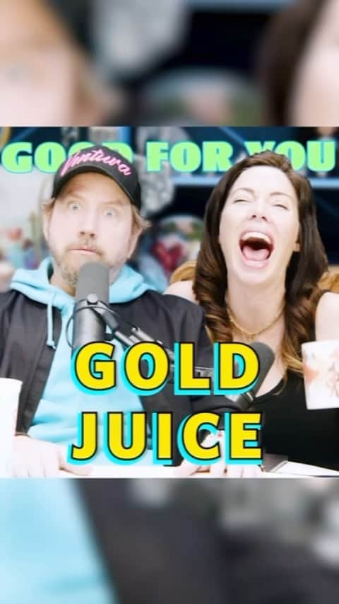 ウィットニー・カミングスのインスタグラム：「Today on the pod I try to figure out what the Gold Juice is with @thejamiekennedy and it’s gold. YouTube up tomorrow.」