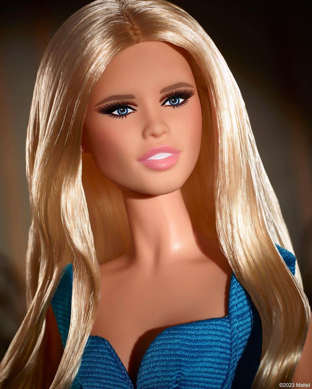 バービーさんのインスタグラム写真 - (バービーInstagram)「Introducing the @ClaudiaSchiffer Barbie Doll in Versace. 💙 Celebrating the iconic supermodel and decade-defining dress she wore in the @Versace F/W 1994 runway show. Now available exclusively on @mattelcreations. #barbie #barbiestyle」11月30日 2時01分 - barbiestyle