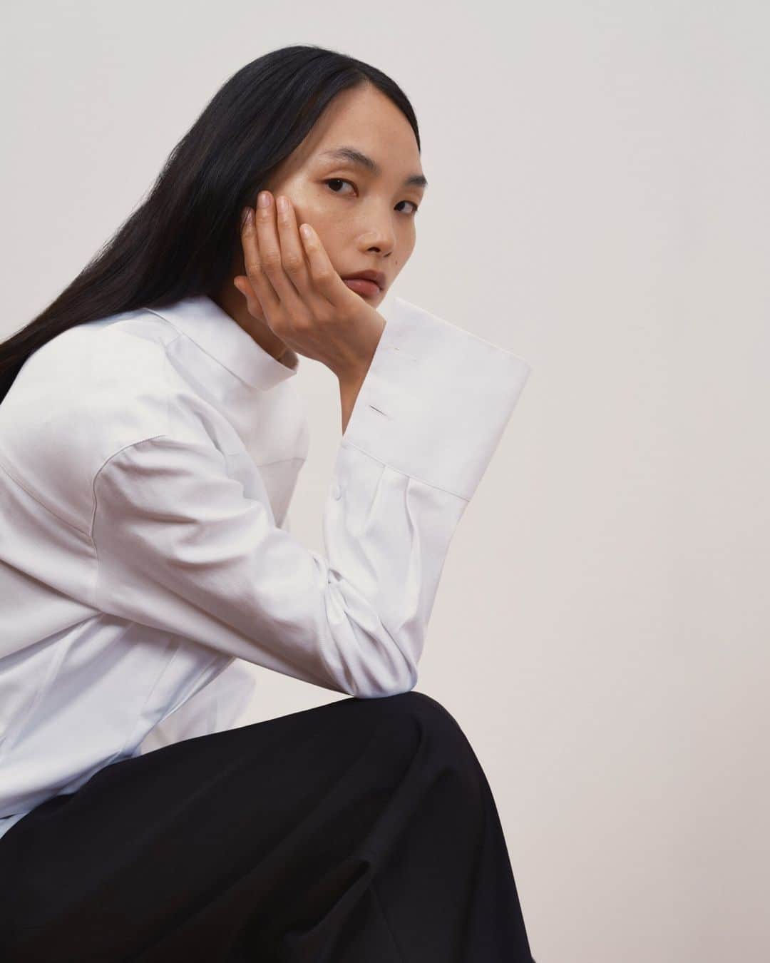 タイガーオブスウェーデンのインスタグラム：「Look to deconstructed tailoring rooted in sophistication with the Annier evening shirt and the Trese trouser. #TigerofSweden」