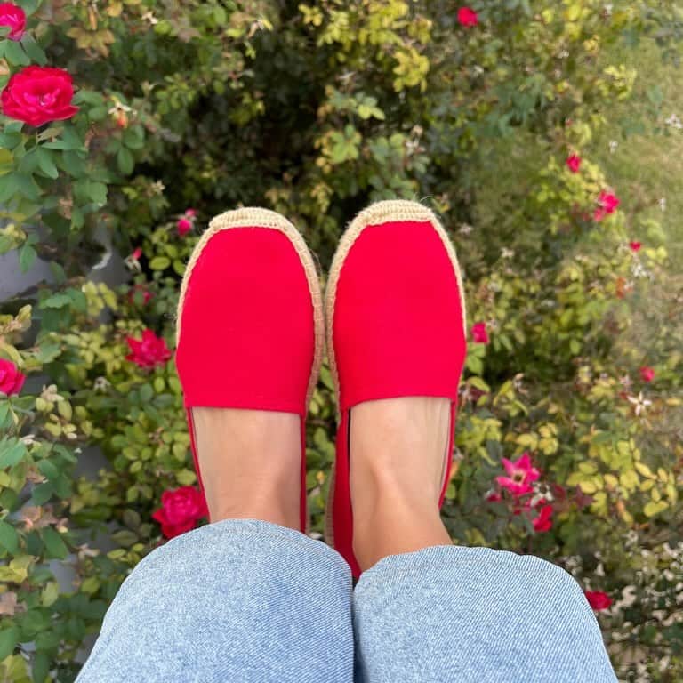 ソルドスのインスタグラム：「PSA: Announcing our Original Espadrille Flash Sale - the perfect stocking stuffer for everyone on your list 🎁 It's simple, buy more and save more ✨  Fun fact: did you know that espadrilles originated in Spain where they originally didn't make a left shoe vs. a right show? We do it better; featuring the highest quality natural materials, fun colors, and expert craftmanship for the perfect fit.」