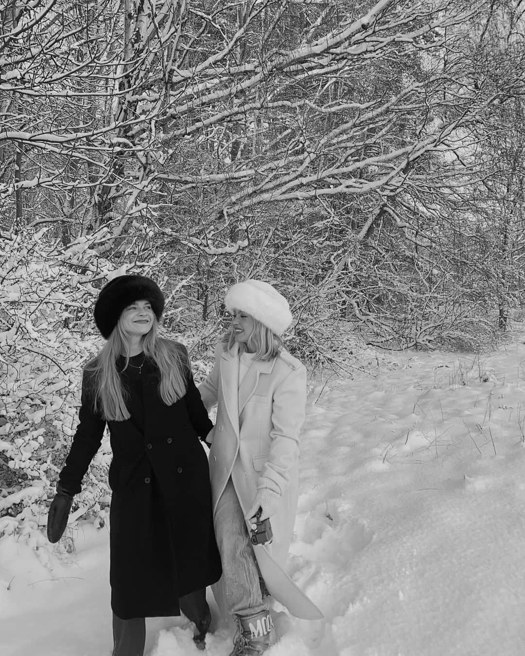 アンジェリカ・ブリックさんのインスタグラム写真 - (アンジェリカ・ブリックInstagram)「That time of the year ❄️🎄  1. Me and my dear Magda that started working with me a a few months back that has quickly become a really good friend 🤍 she is a true star and a leeeegeeeend for real. Very thankful for her. ( photo inspo @franziskanazarenus ) 2. 🤍🙏🏼 3. Picking out a Christmas tree!🎄❄️ 4. Dogs 🩷 5. Made our home a little bit more Christmas-y! This time of the year is the coziest 🥺 6. Saffron buns and coffe dates ❄️ 7. Happy kiddo in the snow!!! 8. Magda and meeeee ❄️ 9. I made cinnamon buns they other day and they turned out amaziiiiing  10. We got the moon boots memo!」11月30日 2時02分 - angelicablick