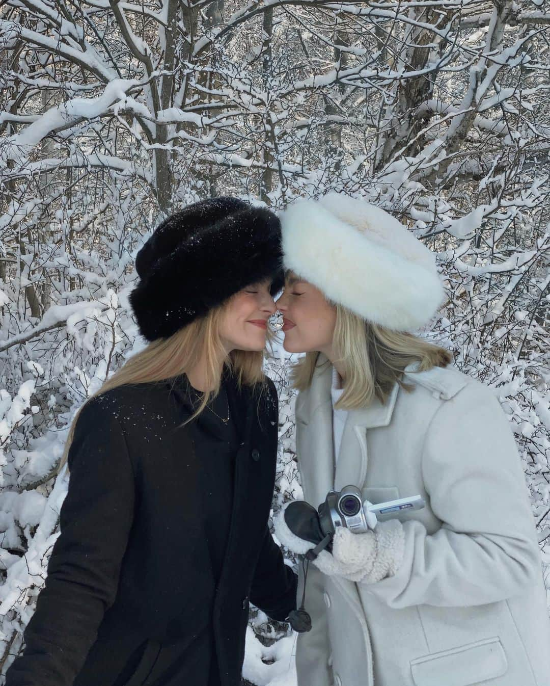 アンジェリカ・ブリックのインスタグラム：「That time of the year ❄️🎄  1. Me and my dear Magda that started working with me a a few months back that has quickly become a really good friend 🤍 she is a true star and a leeeegeeeend for real. Very thankful for her. ( photo inspo @franziskanazarenus ) 2. 🤍🙏🏼 3. Picking out a Christmas tree!🎄❄️ 4. Dogs 🩷 5. Made our home a little bit more Christmas-y! This time of the year is the coziest 🥺 6. Saffron buns and coffe dates ❄️ 7. Happy kiddo in the snow!!! 8. Magda and meeeee ❄️ 9. I made cinnamon buns they other day and they turned out amaziiiiing  10. We got the moon boots memo!」