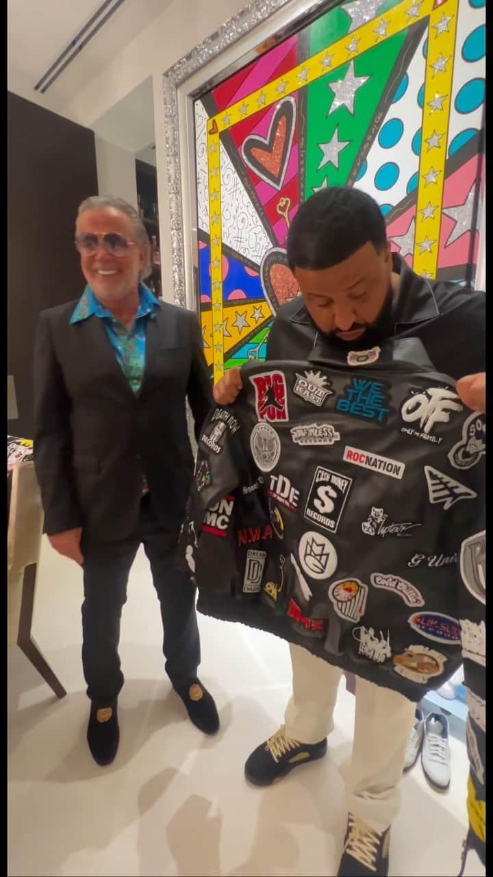 DJキャレドのインスタグラム：「HIP HOP FOREVER ! LOVE FOEVER !  Thank you @jeffhamilton  @samlecca to help me bring this to light and BE READY FOR my sis the Queen  @samlecca she has something so amazing coming your way where this jacket will connect so amazingly! LOVE IS THE ONLY WAY !  HIP HOP LOVE FORVER !」