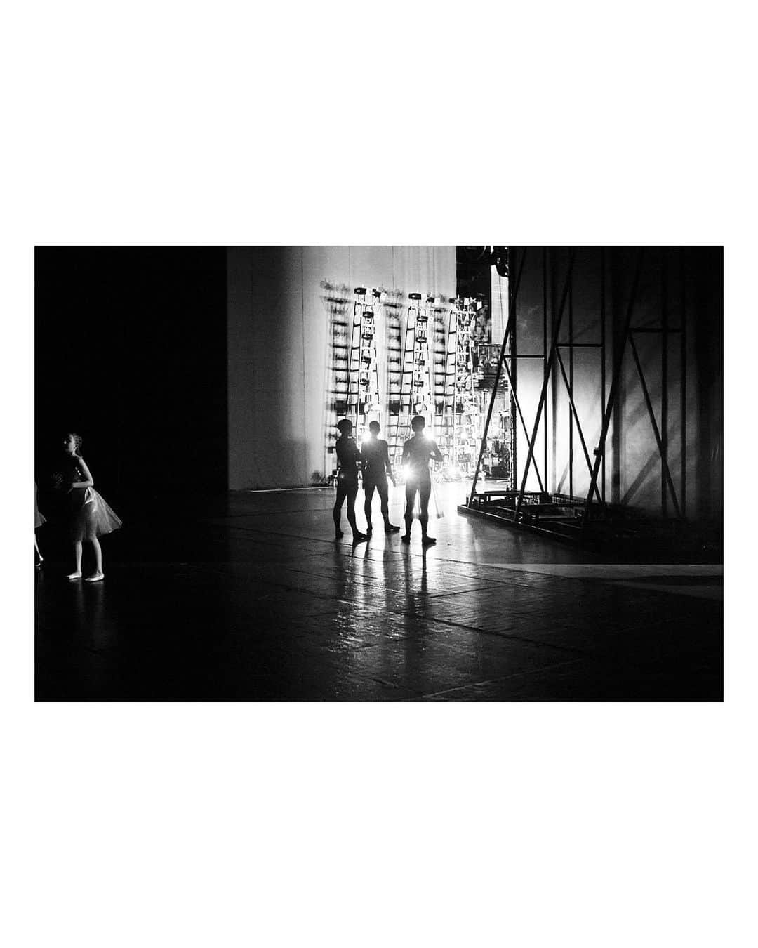 AnOther Magazineさんのインスタグラム写真 - (AnOther MagazineInstagram)「Seen here in exclusive imagery by @marymccartney, @studiowaynemcgregor's ballet interpretation of Divine Comedy at @royaloperahouse is a beatific coalition of choreography, sound and set 🩰⁠ ⁠ With music by British composer Thomas Adès and set and costume by Turner Prize-nominee Tacita Dean, The Dante Project – playing at the Royal Opera House until December 2 – is an enchanting physical embodiment of a trilogy that is, traditionally, all about the words. At the link in bio, @sophie_bew discusses the “euphoric” show 📲⁠ ⁠ 📸 The Dante Project by Wayne McGregor. Photography by Mary McCartney」11月30日 2時04分 - anothermagazine