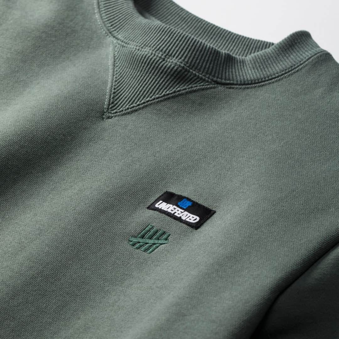 UNDFTDさんのインスタグラム写真 - (UNDFTDInstagram)「A detailed look into UNDEFEATED HOLIDAY 2023 Drop 2  Introducing the UNDEFEATED Premium Icon Crewneck and Basic Track Pant. The Premium Icon Crewneck is a cotton/polyester brushback fleece with a rib collar, waistband and cuffs, while the Basic Track Pant is crafted from 100% nylon with a cotton jersey lining and adjustable bungee waist and leg openings. Both pieces are finished with a woven label and embroidered ‘5-strike’ icon and are available in Grey, Olive and Black.  Available Thursday, 11/30 exclusively at 11am at all UNDEFEATED Chapter Stores and 8am PST at Undefeated.com」11月30日 2時16分 - undefeatedinc