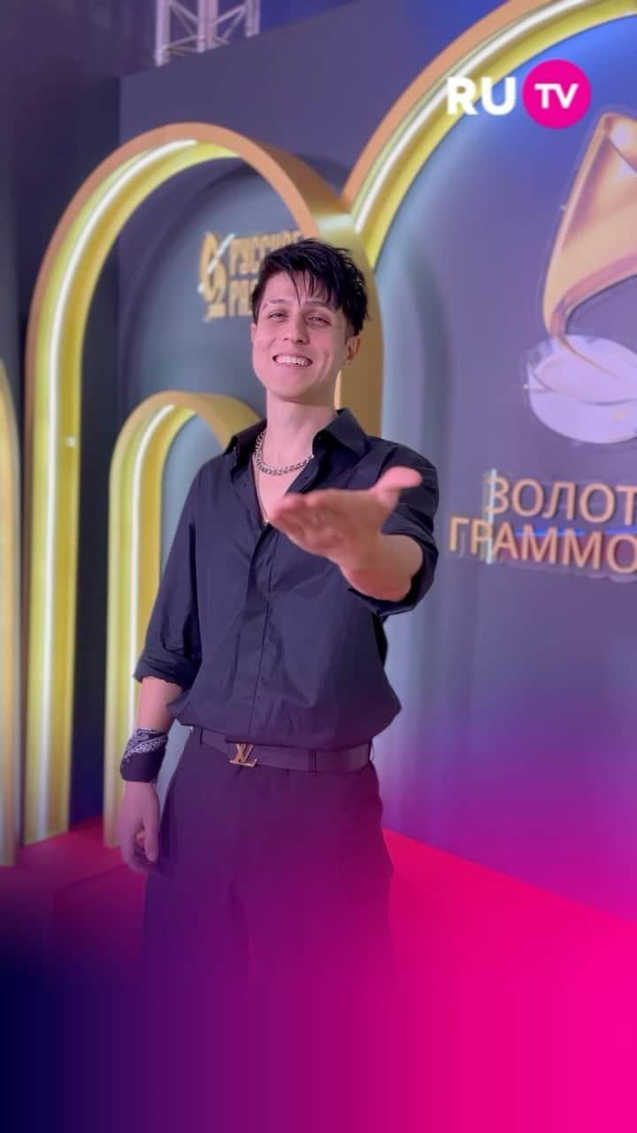 RU.TVのインスタグラム：「Ловите 😘 от @xabibkaa на Церемонии вручения премии «Золотой Граммофон»」