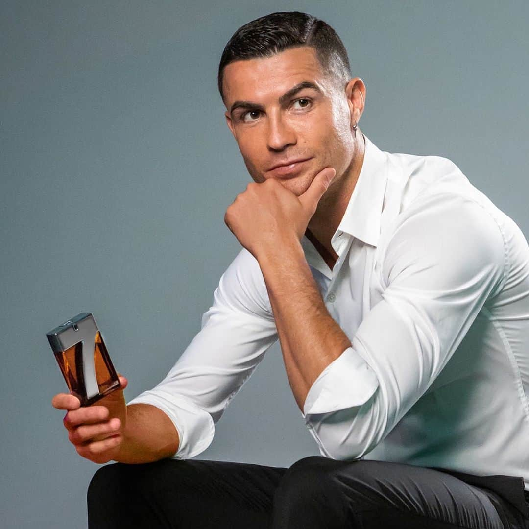 クリスティアーノ・ロナウドのインスタグラム：「Yes, to determination. Yes, to confidence. Yes, to being fearless.   Head to @cr7cristianoronaldo and get my new fragrance.   #NEWFRAGRANCE #CR7FEARLESS #CR7 #CR7FRAGRANCES」