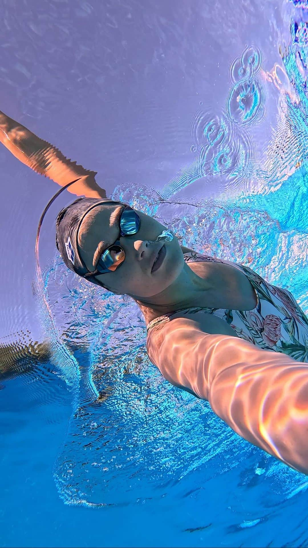 ズザンナ・ヤカボスのインスタグラム：「Kick board on point 😏👸🏼 and totally matching with my🦩 @zaumi.sw 🤌🏻 . . . #swimmer #swimming #socialkick #disneyprincess #zaumiswimwear #zaumisw #athlete」