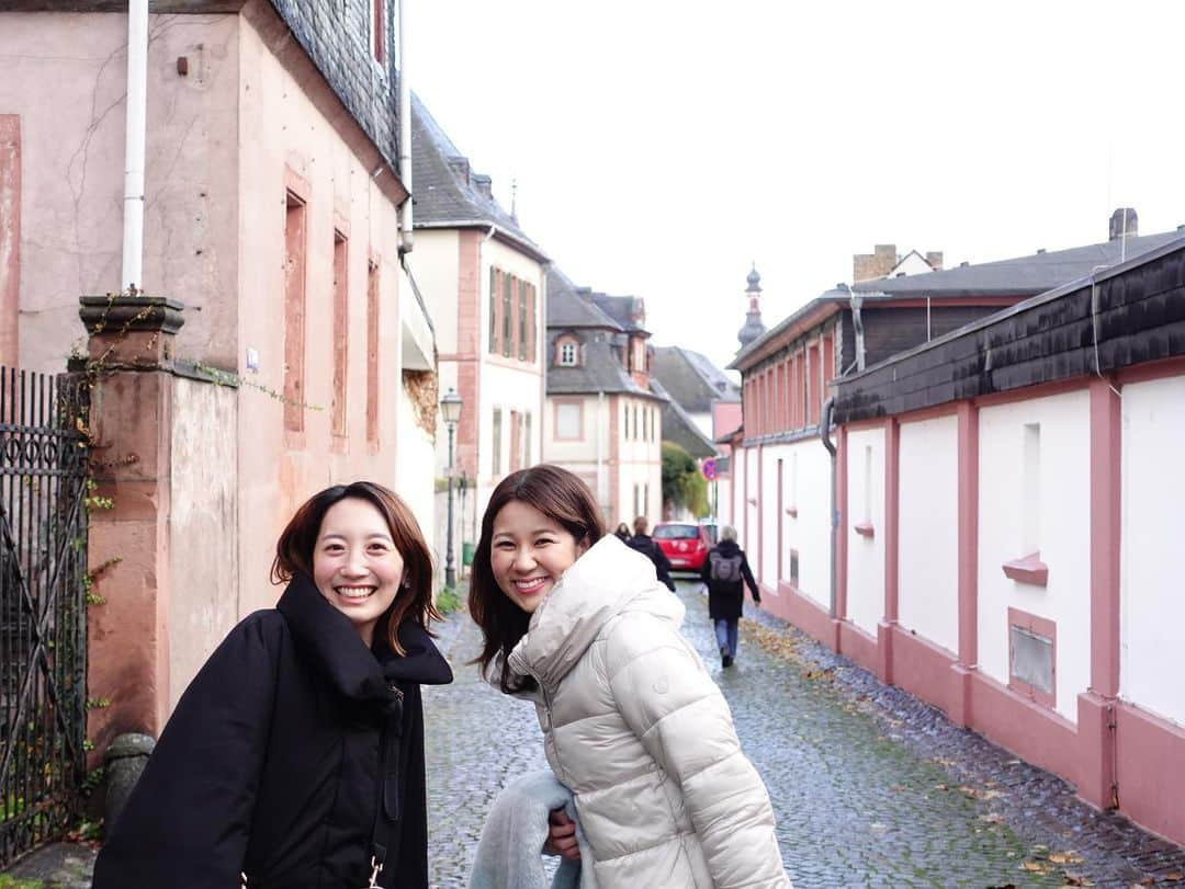 荒木優里さんのインスタグラム写真 - (荒木優里Instagram)「✈️ 🇩🇪ドイツ旅行🇩🇪 〜リューデスハイム①〜  フランクフルトから電車で1時間ちょっと🚃 「ラインの真珠」と呼ばれるライン川沿いの街、 リューデスハイムにー😆💕  ワイン酒場やお土産屋さんが並ぶつぐみ横丁は ノスタルジックな雰囲気でかわいい小道☺️  窓ガラスがない開放的なロープウェイは 風が気持ちがいい〜🚡 夏場はブドウ畑の緑も加わって 更に美しかったんだろうな😳🍇  ライン川と街並みを見渡せる高台からの眺めは 絶景でした🥰❤️  #thanksgivingtrip #ドイツ旅行 #germany  #リューデスハイム  #rüdesheim  #アメリカ生活 #アメリカ暮らし #ニューヨーク #ニューヨーク生活  #ニューヨーク暮らし #ニューヨーク在住 #Newyork #NYC #NY #アメリカ在住日本人 #帯同妻 #渡米記録 #海外生活 #travel #trip #旅行好き #アナウンサー #フリーアナウンサー #荒木優里 #荒木優里のゆるりアメリカ生活」11月30日 2時12分 - yuriaraki0726