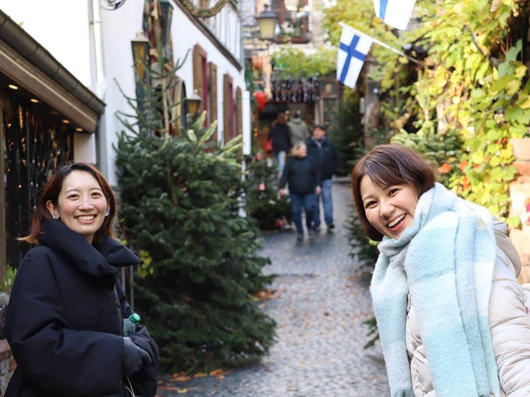 荒木優里さんのインスタグラム写真 - (荒木優里Instagram)「✈️ 🇩🇪ドイツ旅行🇩🇪 〜リューデスハイム①〜  フランクフルトから電車で1時間ちょっと🚃 「ラインの真珠」と呼ばれるライン川沿いの街、 リューデスハイムにー😆💕  ワイン酒場やお土産屋さんが並ぶつぐみ横丁は ノスタルジックな雰囲気でかわいい小道☺️  窓ガラスがない開放的なロープウェイは 風が気持ちがいい〜🚡 夏場はブドウ畑の緑も加わって 更に美しかったんだろうな😳🍇  ライン川と街並みを見渡せる高台からの眺めは 絶景でした🥰❤️  #thanksgivingtrip #ドイツ旅行 #germany  #リューデスハイム  #rüdesheim  #アメリカ生活 #アメリカ暮らし #ニューヨーク #ニューヨーク生活  #ニューヨーク暮らし #ニューヨーク在住 #Newyork #NYC #NY #アメリカ在住日本人 #帯同妻 #渡米記録 #海外生活 #travel #trip #旅行好き #アナウンサー #フリーアナウンサー #荒木優里 #荒木優里のゆるりアメリカ生活」11月30日 2時12分 - yuriaraki0726