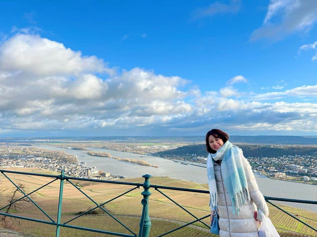 荒木優里のインスタグラム：「✈️ 🇩🇪ドイツ旅行🇩🇪 〜リューデスハイム①〜  フランクフルトから電車で1時間ちょっと🚃 「ラインの真珠」と呼ばれるライン川沿いの街、 リューデスハイムにー😆💕  ワイン酒場やお土産屋さんが並ぶつぐみ横丁は ノスタルジックな雰囲気でかわいい小道☺️  窓ガラスがない開放的なロープウェイは 風が気持ちがいい〜🚡 夏場はブドウ畑の緑も加わって 更に美しかったんだろうな😳🍇  ライン川と街並みを見渡せる高台からの眺めは 絶景でした🥰❤️  #thanksgivingtrip #ドイツ旅行 #germany  #リューデスハイム  #rüdesheim  #アメリカ生活 #アメリカ暮らし #ニューヨーク #ニューヨーク生活  #ニューヨーク暮らし #ニューヨーク在住 #Newyork #NYC #NY #アメリカ在住日本人 #帯同妻 #渡米記録 #海外生活 #travel #trip #旅行好き #アナウンサー #フリーアナウンサー #荒木優里 #荒木優里のゆるりアメリカ生活」