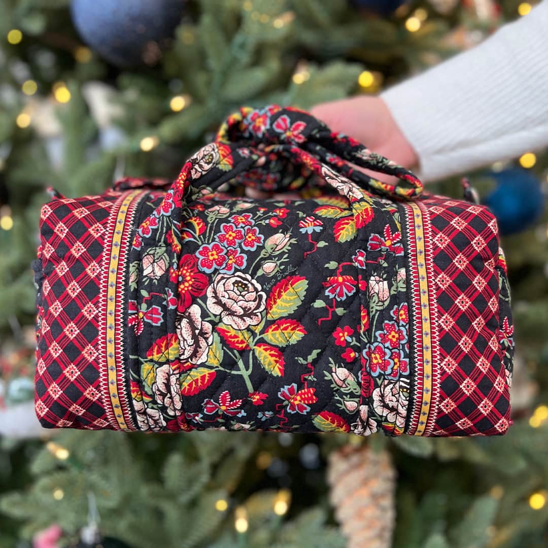 ヴェラブラッドリーのインスタグラム：「🎄🎅 Make like Santa and load up your bag(s)! Trade in those well-loved gems and earn credit on eligible styles!  #thredup #verabradley #reuse #sustainablefashion」