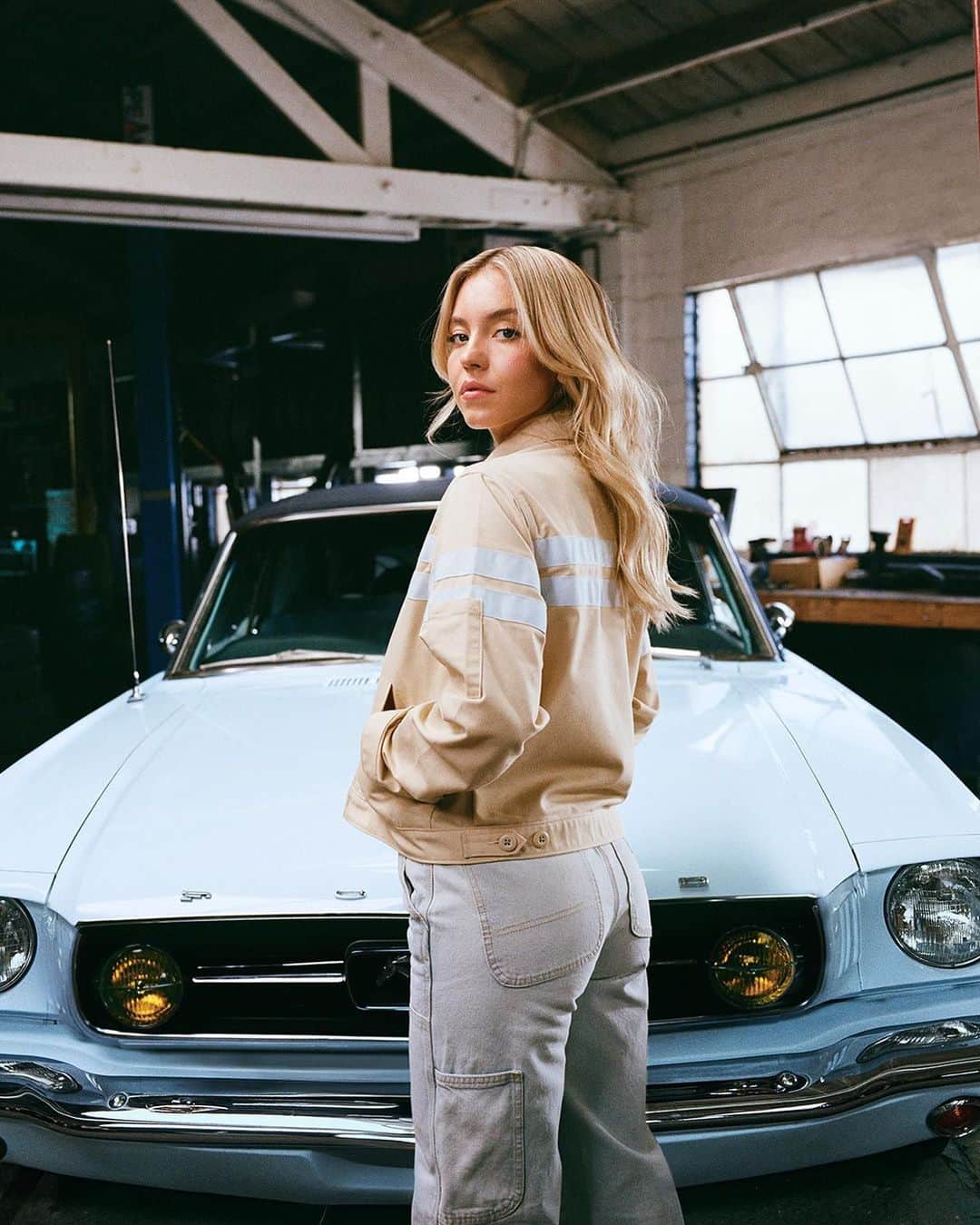 HYPEBEASTさんのインスタグラム写真 - (HYPEBEASTInstagram)「@sydney_sweeney, fashion’s favorite car girl, is re-teaming with Ford for another workwear collaboration. Sweeney’s first foray into the fast life came earlier this year when the automotive-loving actress teamed up with @ford and @dickies for a range of workwear pieces inspired by her 1969 Ford Bronco, which she was restoring and documenting via her "Syd’s Garage" TikTok. ⁠ ⁠ This time around, Sweeney looked to Britney – the name of her vintage Ford Mustang – to inspire a second collaborative collection. The five-item collection includes draws inspiration from her 1965 Mustang, as well as Ford’s “Brittany Blue” color, first introduced by the car manufacturer in the 1960s. ⁠ ⁠ The blue hue – as well as Syd’s Garage’s logo – is infused throughout all pieces of the capsule, which spans a khaki racing jacket, ribbed coveralls, a cropped t-shirt, a corduroy hat and a keychain.⁠ Check it out above.⁠ Photo: Dickies」11月30日 2時25分 - hypebeast