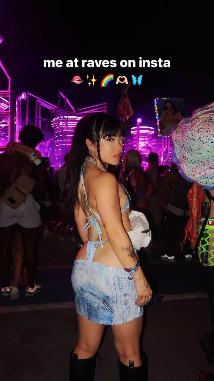 Marycakeのインスタグラム：「cute pics then degen hours 😗✌🏻  #ravetok #ravergirls #ravegirls #raveoutfit #ravelife #hardsummer #insomniac #insomniac events」