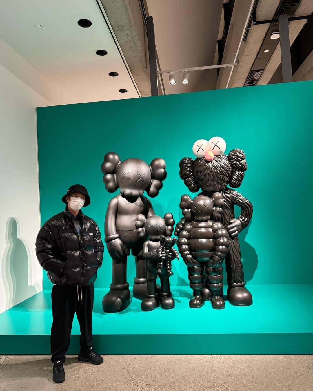 ドンヘのインスタグラム：「I was so happy to see my favorite exhibition in Toronto. #kawsfamily」