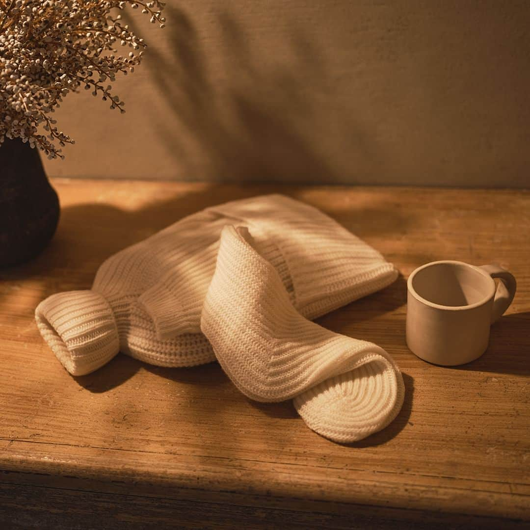 Johnstonsさんのインスタグラム写真 - (JohnstonsInstagram)「'Tis the season to give yourself permission to reset, and our accessories are here to help you indulge in a little R&R. Reach for our chunky knitted socks and comforting hot water bottles, made in our signature Cashmere, to find a moment of calm whilst keeping the winter chill at bay.⁣ ⁣ ⁣ ⁣ ⁣ ⁣ ⁣ ⁣ ⁣ ⁣ #JohnstonsOfElgin #KnittedAccessories #ChristmasGifting #Cashmere #CashmereSocks」11月30日 2時20分 - johnstonsofelgin