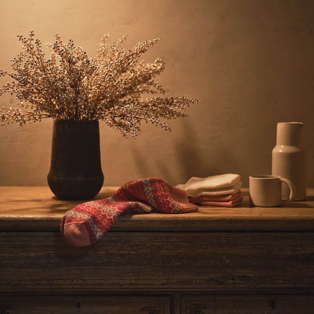 Johnstonsのインスタグラム：「'Tis the season to give yourself permission to reset, and our accessories are here to help you indulge in a little R&R. Reach for our chunky knitted socks and comforting hot water bottles, made in our signature Cashmere, to find a moment of calm whilst keeping the winter chill at bay.⁣ ⁣ ⁣ ⁣ ⁣ ⁣ ⁣ ⁣ ⁣ ⁣ #JohnstonsOfElgin #KnittedAccessories #ChristmasGifting #Cashmere #CashmereSocks」