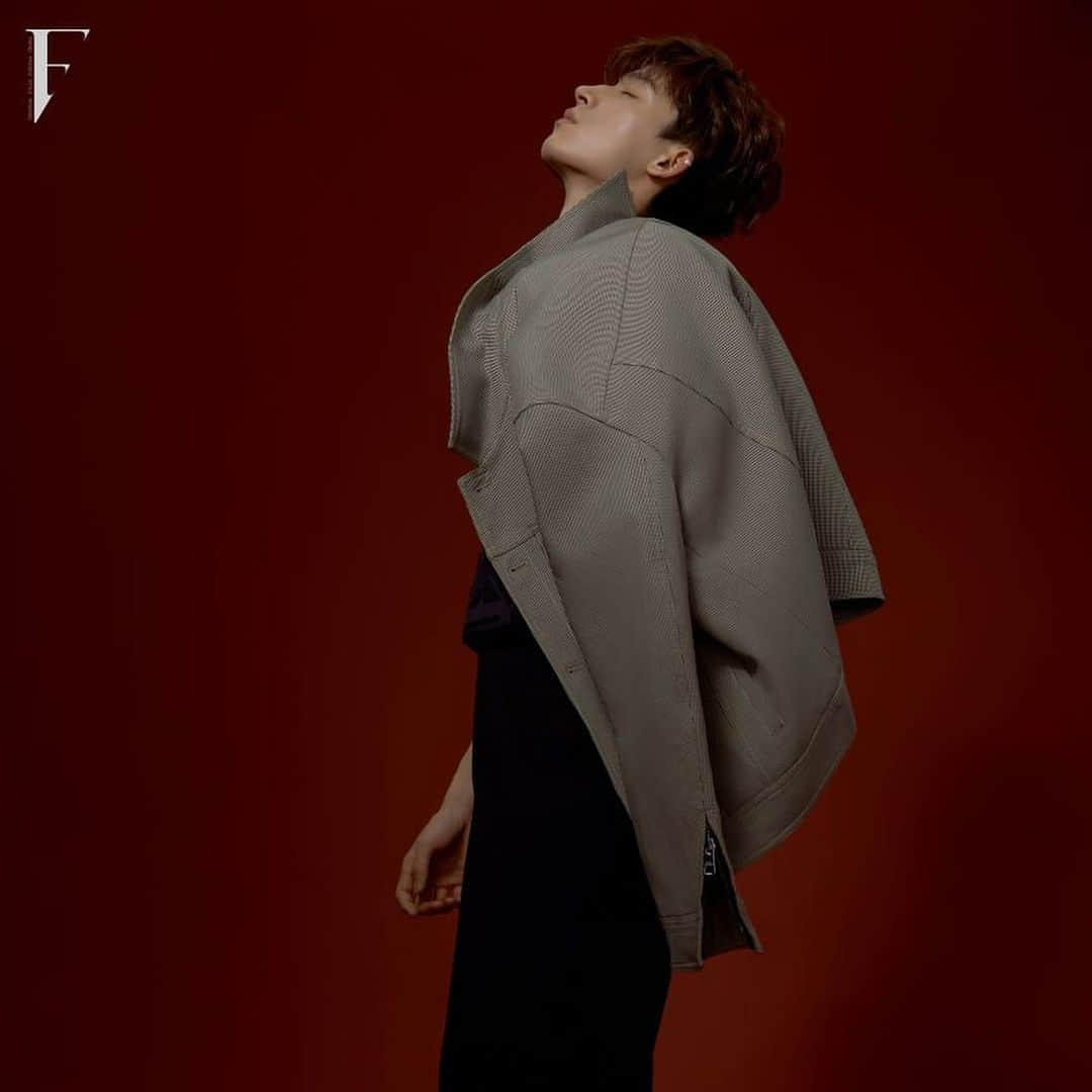 ニールバレットのインスタグラム：「Actor @wangxingyue0305 in NEIL BARRETT on ICON-F Issue  FALL WINTER 23 COLLECTION - LOOK 11  Producer: Wang Mu  Editor: Zhang Maichen  Photographer: KUN  Make Up Artist and Hair Stylist: Liu Shikun Design: Huahua  Interviewer and Writer: Xigua Fashion Assistant: Liuliu」