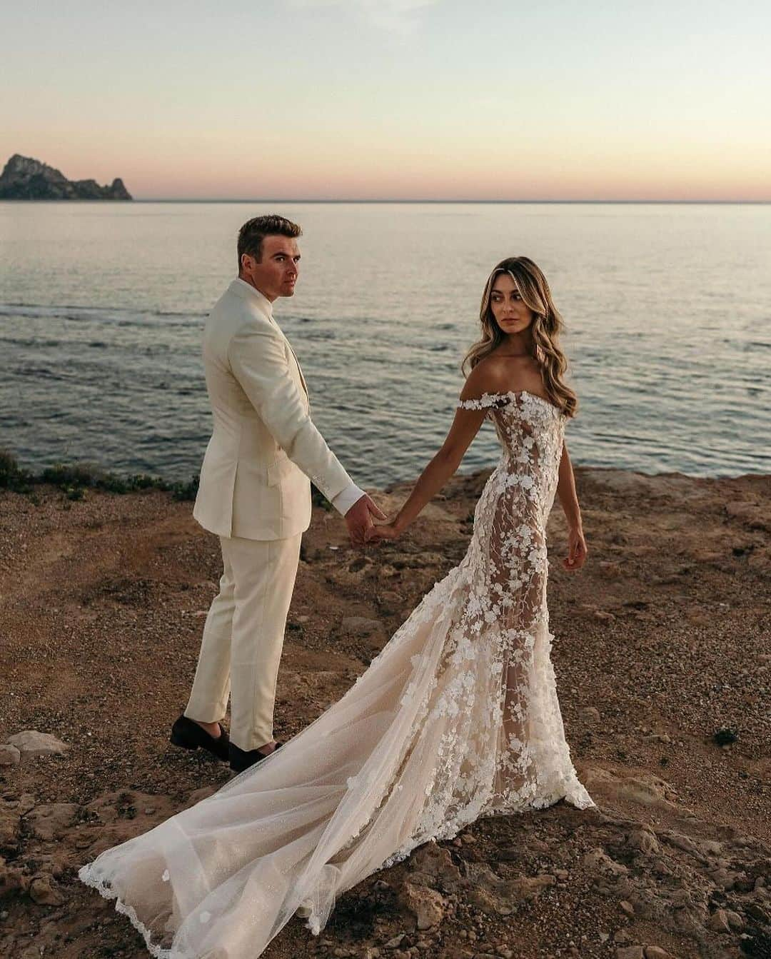 Galia Lahavさんのインスタグラム写真 - (Galia LahavInstagram)「Breathtaking in Maya! | @laurenrowlandxo Wears this fitted mermaid gown with unparalleled grace. The intricate 3D embroidered flowers and dramatic caviar tulle train create a show-stopping bridal look🤍 #GLbride #GaliaLahav」11月30日 2時30分 - galialahav