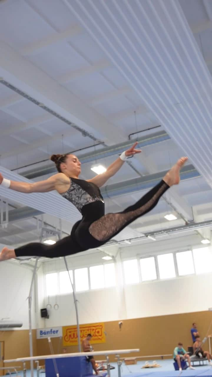 ポーリーヌ・シェーファーのインスタグラム：「Just me…doing what I love 🤸🏽‍♀️  #gymnastics #passion #motivation #love #training #olympics #paris」