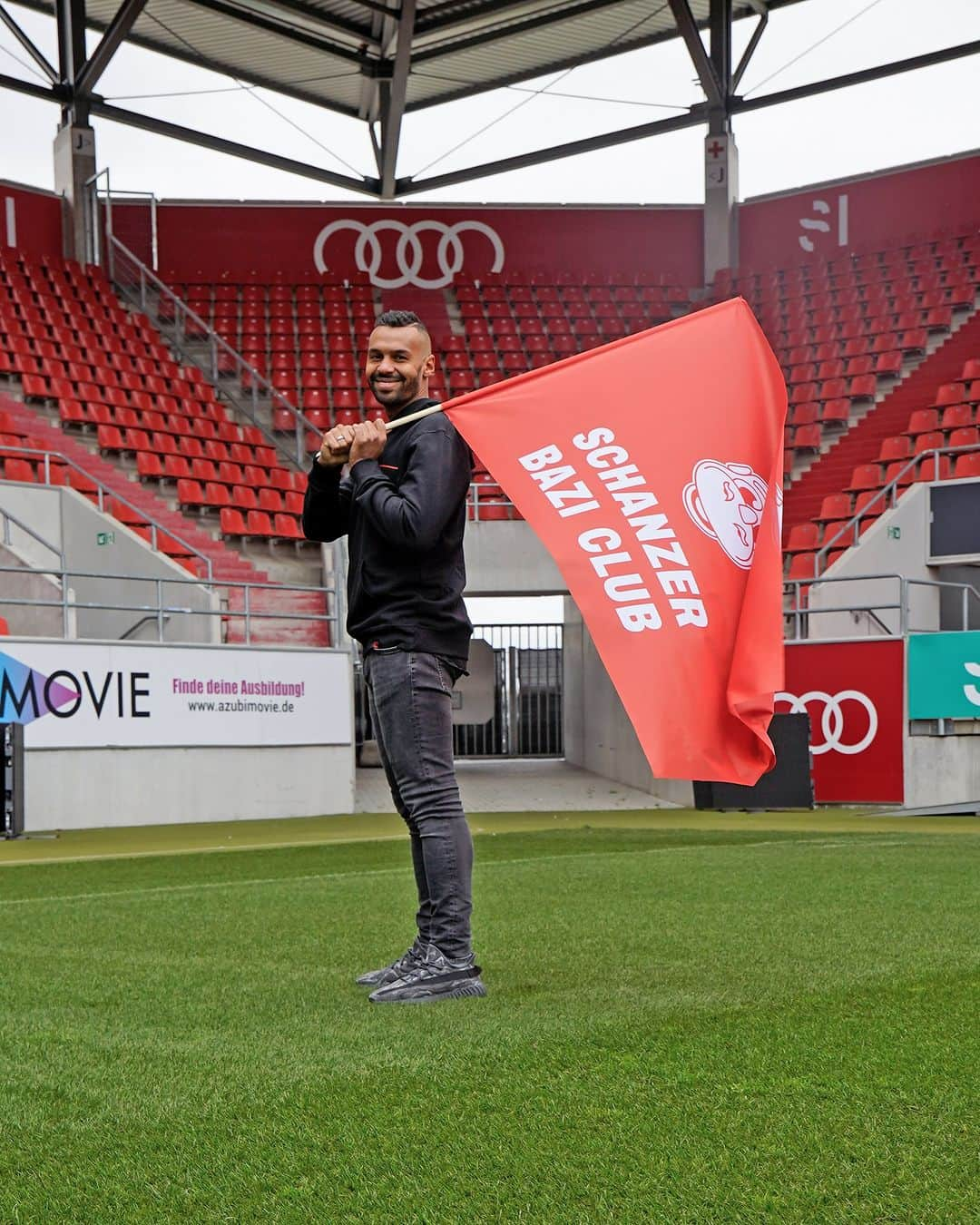 FCインゴルシュタット04のインスタグラム：「Gesucht und in der Familie gefunden: @themarvmarv wird ab sofort das Ruder in unserem #Schanzer Kids- und Teens-Club übernehmen. ⚓🌊 Der FCI-Rekordspieler (278 Partien) ist eine echte Vereinslegende und Vorbild für alle kleinen und großen Fans der Schwarz-Roten. Gemeinsam mit seiner fußballaffinen Crew wird der 38-Jährige als Captain das Steuer in die Hand nehmen und mit euch in neue, spannende Abenteuer stechen. Wir freuen uns, Marv! 🤩⚫🔴 ___ Details gibt's über den Link in unserer Story. 📲 . . #Schanzer #Schanzerfürimmer #Ingolstadt #FCI #FCIngolstadt #soccer #fussball #football #futbol #Liga3 #3Liga #fu3ball #nachwuchs #kidsclub #teenclub #schanzerbaziclub #clubderjungschanzer」