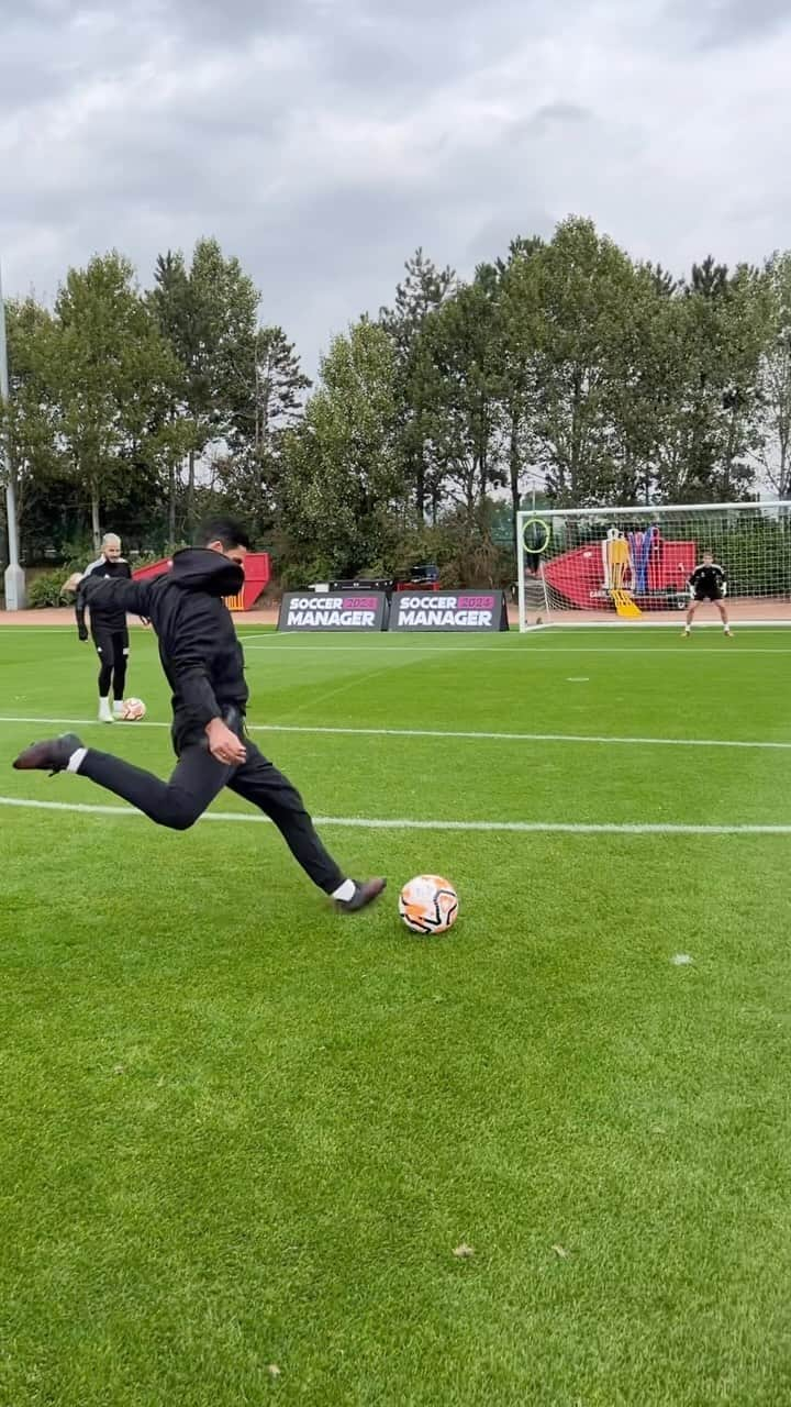 F2Freestylersのインスタグラム：「@mikelarteta has still got the tekkers! 🤩💫  Top guy and top manager, was a pleasure filming with Mikel again and thanks to @soccermanagergames for making it happen! 💙  FULL VIDEO LINK IN BIO 🎥⬆️  #football #soccer #mikelarteta #arsenal #afc #gunners」